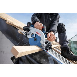 Handwerker sägt mit blauer Bosch Professional Akku-Kreissäge GKS 18V-57-2 GX Holz auf einer Führungsschiene.