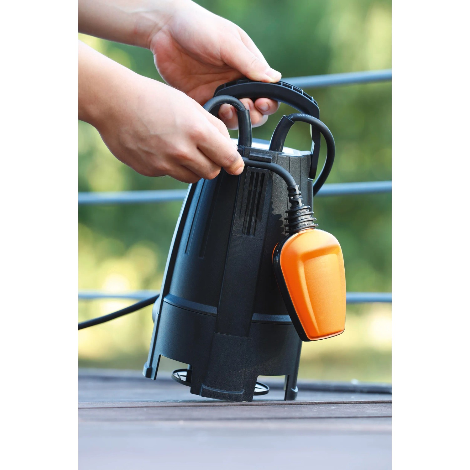 Schmutzwasserpumpe B-TPS 9000, 400 W, mit Schwimmerschalter und Tragegriff.