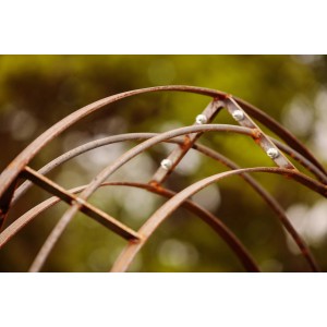 Detailansicht des unbeschichteten Eleo Rosenbogen Cosenza aus Metall mit Rost-Optik.