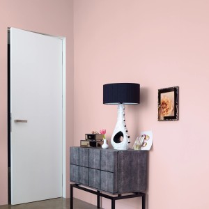 Wohnraum in Grau-Rose mit Alpina Feine Farben No. 23 Wolken in Rose® edelmatt gestrichen.