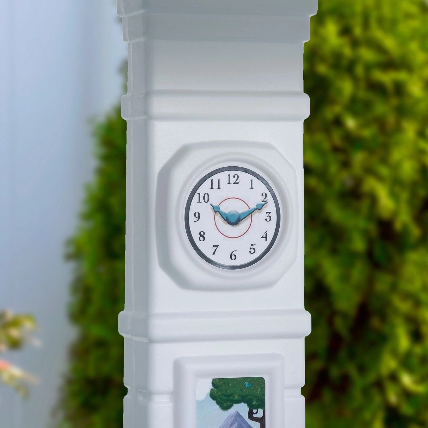 Detailaufnahme: Uhr am Step2 Spielhaus Neat & Tidy Cottage Homestyle Edition.