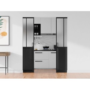 Schwarze Artisto Schiebetür mit mattiertem Glas im Industrial-Stil, teilweise geöffnet vor einer modernen Küche.