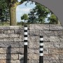 Zwei schwarze UvV Ecoline Absperrpfosten (100/75cm) mit Reflexstreifen vor Steinmauer.