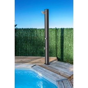 Schwarze Gre Solardusche (40 l) aus PVC neben Pool auf Holzdeck. Ideal für Garten und Poolbereich.