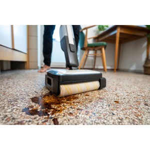 Kärcher FC 2-4 Hartbodenreiniger mit Universalwalze in Weiß-Gelb bei der Reinigung von verschmutztem Boden.