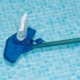 Blauer Poolreiniger mit Stange im Wasser für Stahlrahmen Pool.