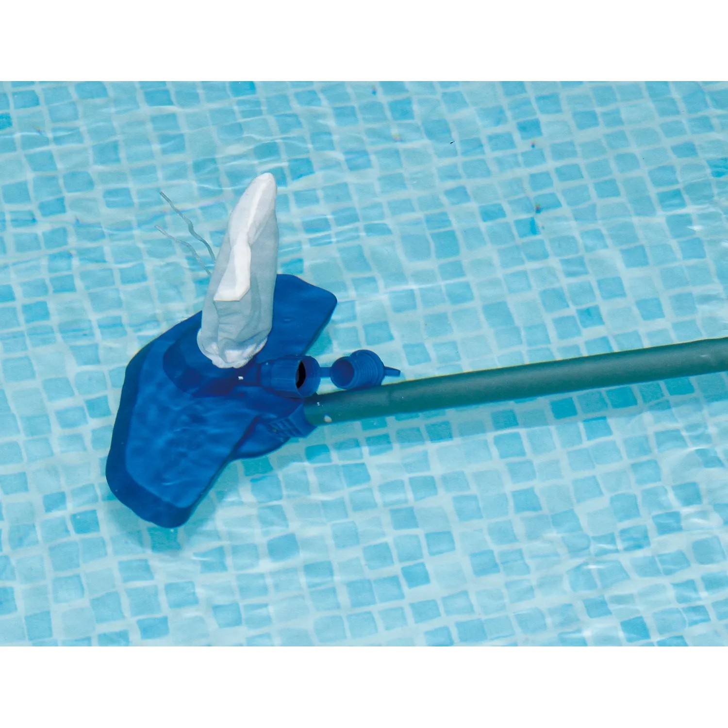Blauer Poolreiniger mit Stange im Wasser für Stahlrahmen Pool.