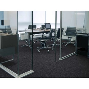 Büro mit Primaflor Nadelfilz Merlin Anthrazit Teppichboden.