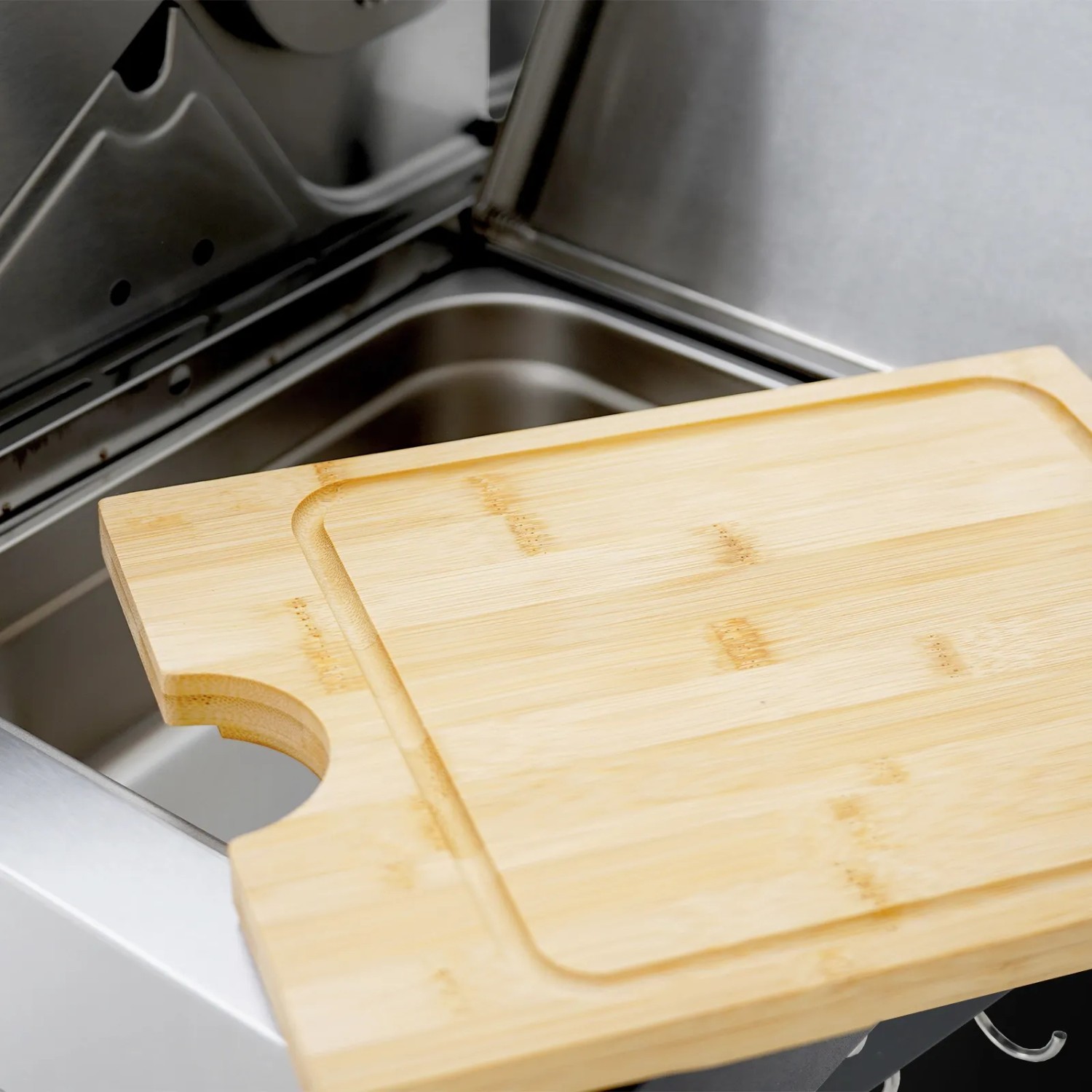 Detailaufnahme: Schneidebrett aus Bambus auf dem Seitentisch des Taino Platinum Yamara Gasgrills.