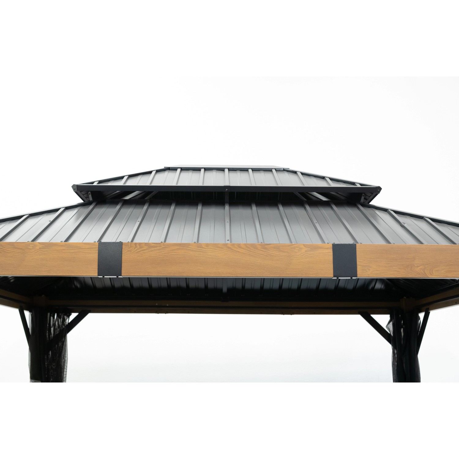 Detailansicht des Sojag Pavillon Fontana mit doppeltem Stahldach und Holzoptik.