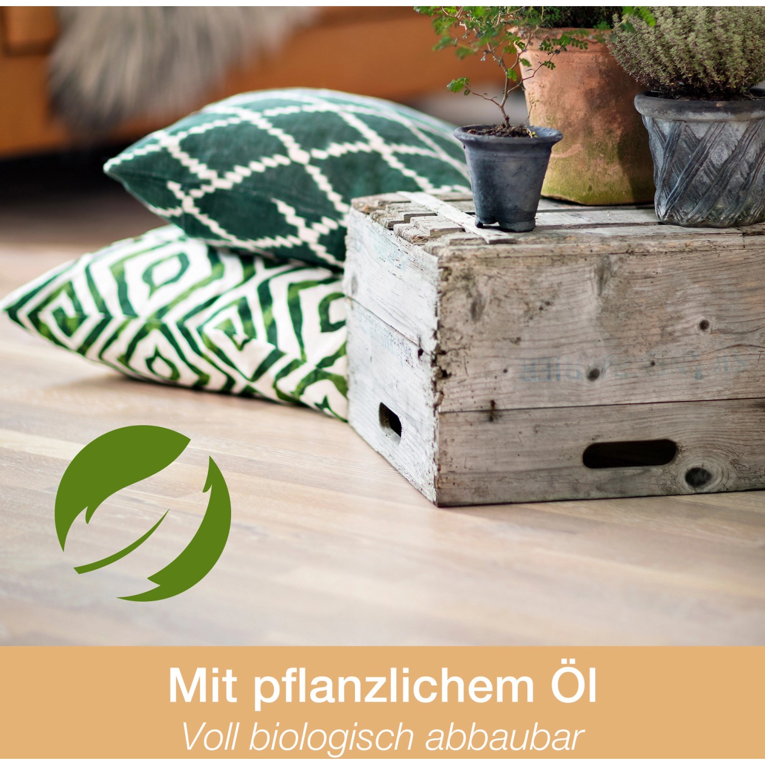 Bona Reiniger für geölte Böden Kartusche auf Holzboden mit Kissen und Pflanzen.