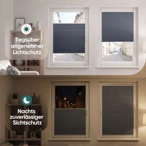Dunkelgraues Verdunkelungsplissee am Fenster, als Lichtschutz tagsüber und Sichtschutz nachts. Klemmfix, ohne Bohren.