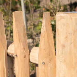Detailaufnahme Staketenzaun-Tor aus Edelkastanie, naturbelassen, mit typischer Zaun-Optik.