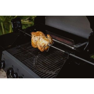 Enders Grillspieß Pro S Hyde 3 mit Hähnchen auf Grill, silber-schwarz.