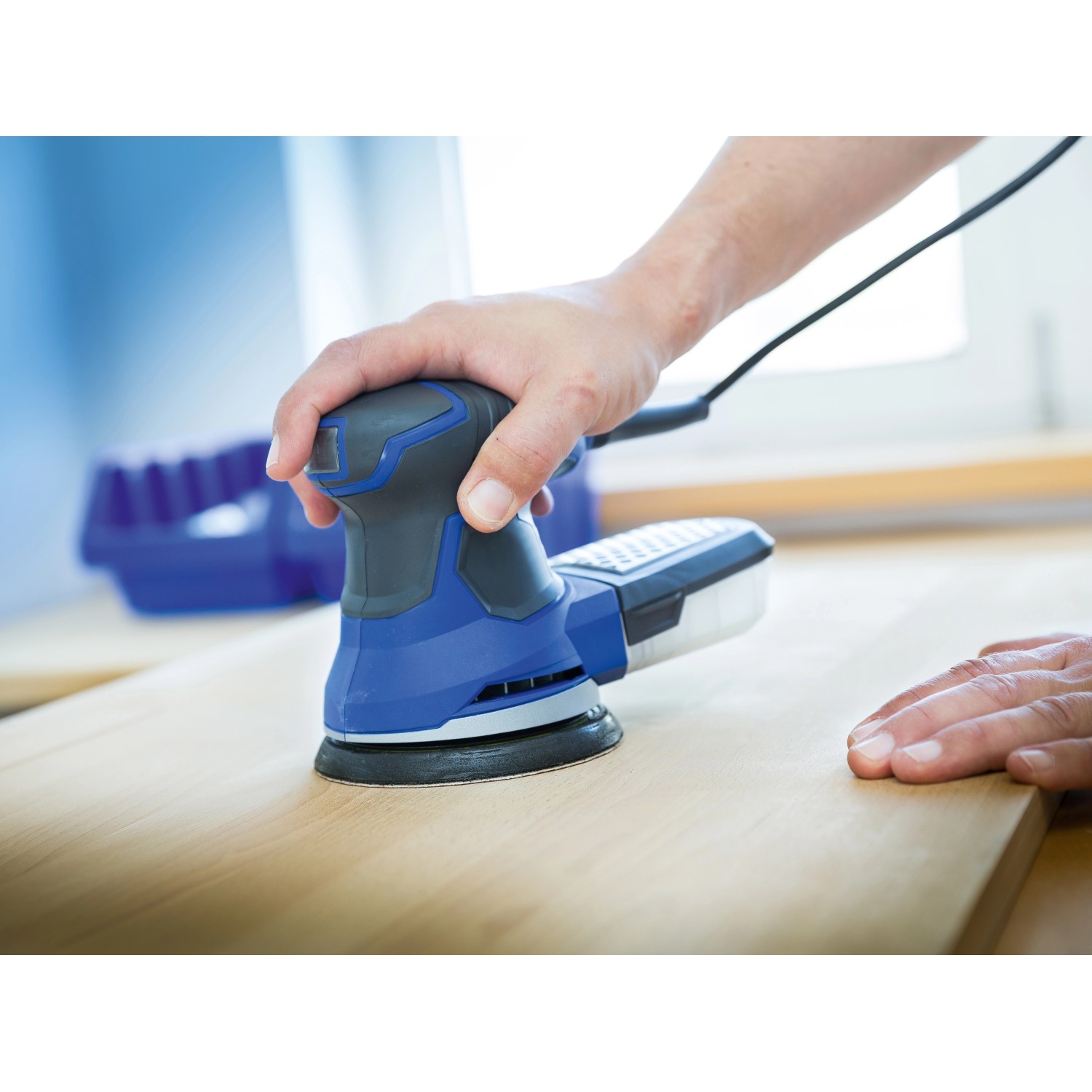 LUX Schleifauflage für Exzenterschleifer, Ø 125mm, K40, gelocht, im Einsatz auf Holz.