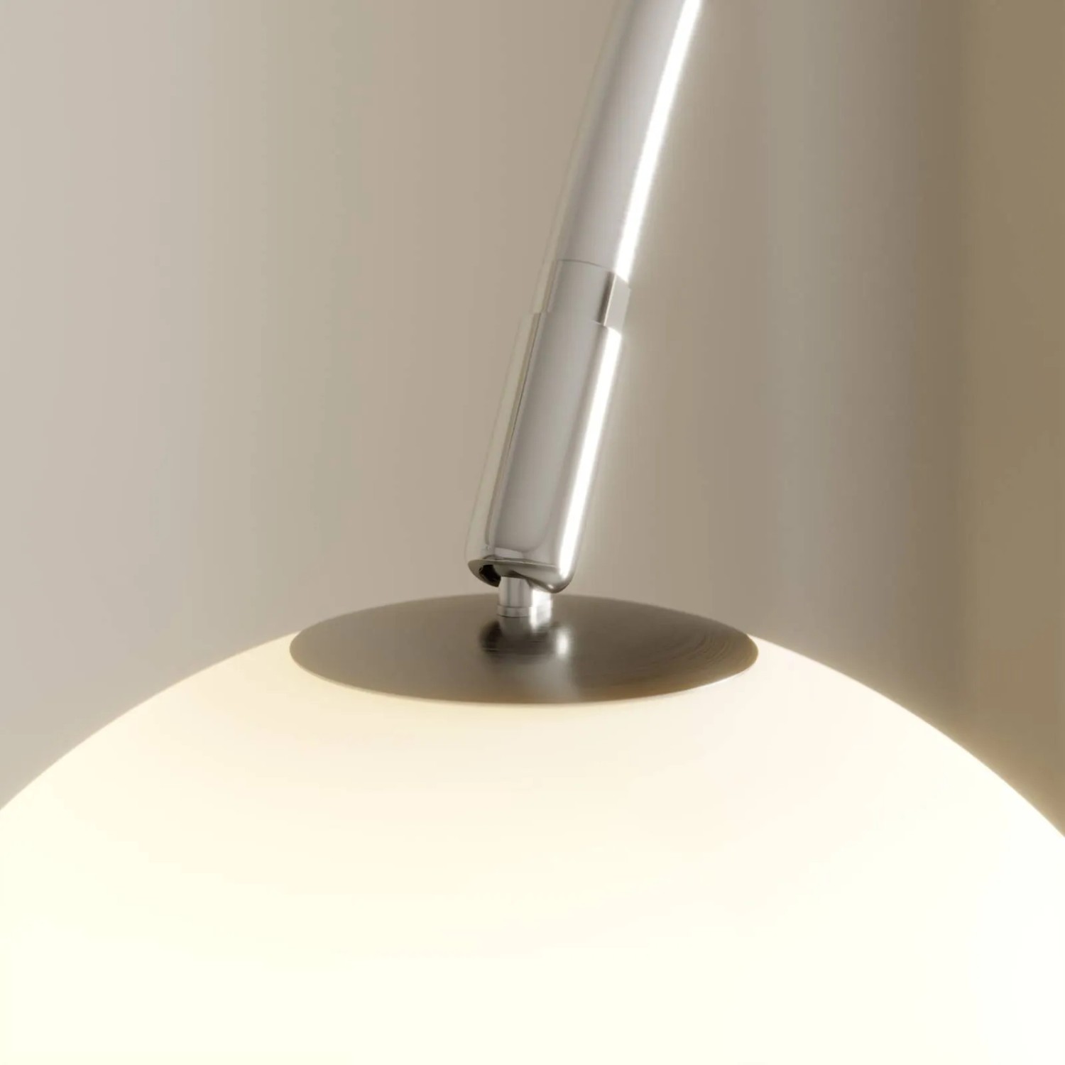 Detailaufnahme: Lindby Bogenleuchte Cynthia mit Glasschirm und alufarbenem Gestell.
