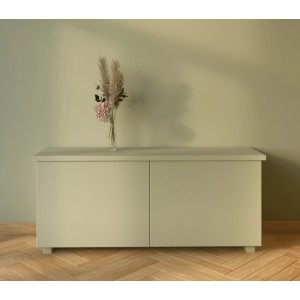 CREATE! by OBI Wandfarbe Fred Salbeibeige, matte, auf Sideboard mit Deko.