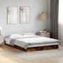 Modernes Bettgestell Räuchereiche 140x200 cm aus Holzwerkstoff mit weißer Bettwäsche im Schlafzimmer.