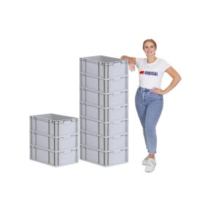 PROREGAL Eurobox Nextgen Economy, graue Stapelboxen mit Griffen, 44 Liter, neben einer Frau stehend.