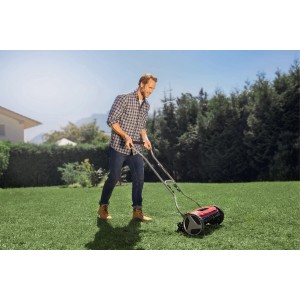 Mann mäht Rasen mit rotem Einhell Hand-Rasenmäher GE-HM 38 S im Garten.