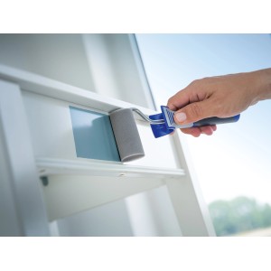 Hand streicht mit LUX Schaumwalze, 7 cm, konkav, eine weiße Fensterbank blau. Farbwalzen Set, 2 Stück.