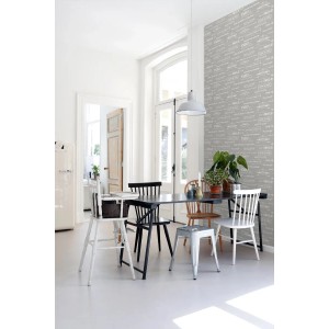 ESTAhome Vliestapete mit beigen Kreidetafel-Sprüchen an einer Wand im modernen Esszimmer. Dekorative Wandgestaltung.