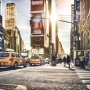 Komar Fototapete Vlies Times Square mit gelben Taxis und bunten Werbetafeln.