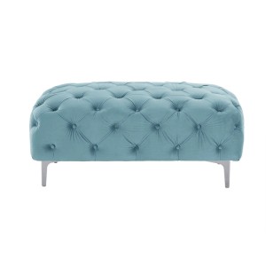 Hellblauer Vente-unique Sitzhocker Edwina aus Samt, Chesterfield-Design mit Knopfheftung, silberne Beine.