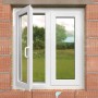 Weißes Fenster mit geöffnetem Flügel in roter Ziegelwand. Fischer Fensterrahmenschraube für Montage.