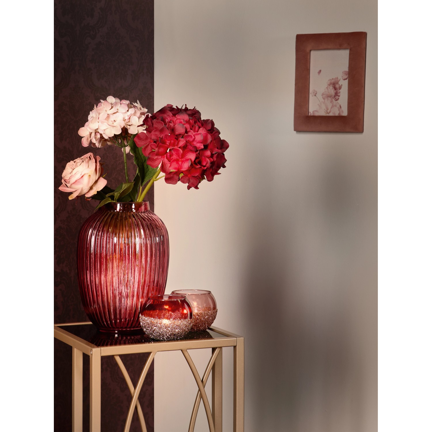 Rosa Bilderrahmen Blush Bordeaux (13x18 cm) in Samtoptik an der Wand.