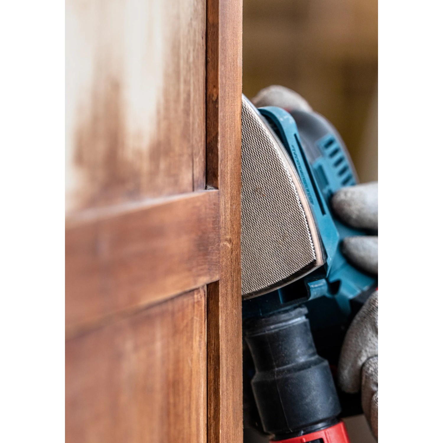 Bosch Expert Netzschleifblatt-Set beim Schleifen von Holz mit Multischleifer.