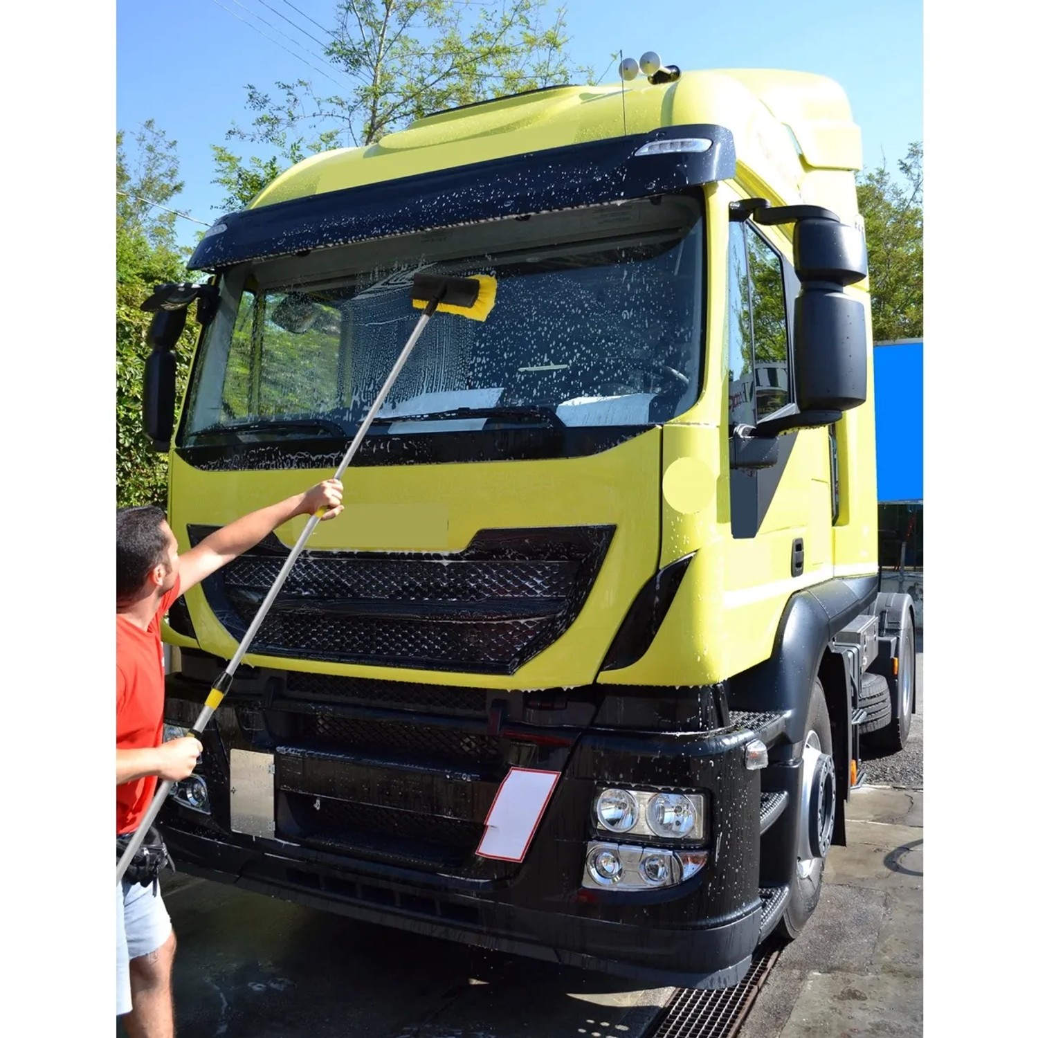 Gelber LKW wird mit ECD Germany Waschbürste mit Teleskopstiel gereinigt.