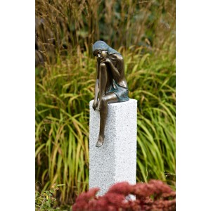 Verträumte Bronze-Figur Emanuelle auf Granitstehle für die Gartendekoration.