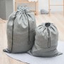 Zwei graue Wäschesäcke, 100L & 60L, mit Kordelzug. Stoff im Leinen-Look für Waschen & Trocknen.