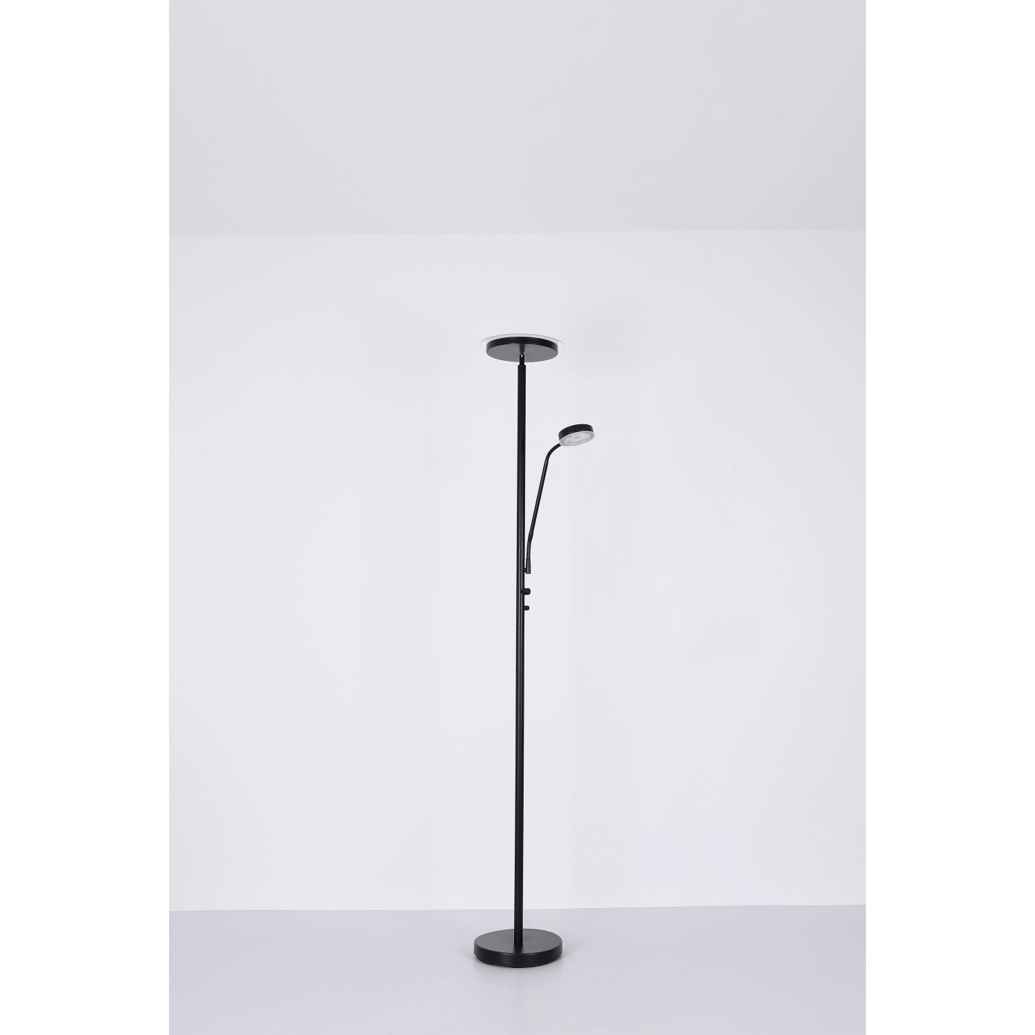 Moderne, schwarze LED-Stehlampe Ernst mit zwei Leuchten für Wohnräume.