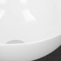 Detailaufnahme: Glänzendes, rundes ML-Design Aufsatzwaschbecken aus Keramik in Weiß.