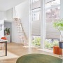 Treppen Intercon Raumspartreppe Alpha mit 12 Buche Natur Stufen und Polar-Weiß Metall in hellem Wohnraum.
