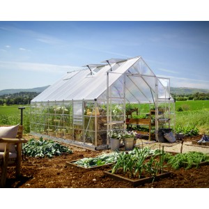 Silbernes Palram Canopia Balance Gewächshaus (257x304x484cm) im Garten.