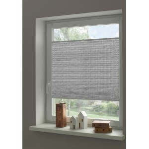 Graues Gardinia Plissee Concept am Fenster, blickdicht und einfach zu montieren.
