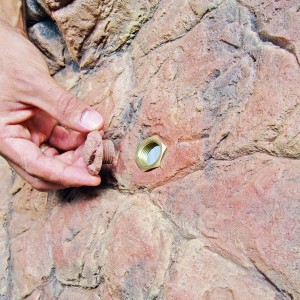 Detailaufnahme: Heissner Bachlaufschale in Sandfarben mit Pumpenanschluss.