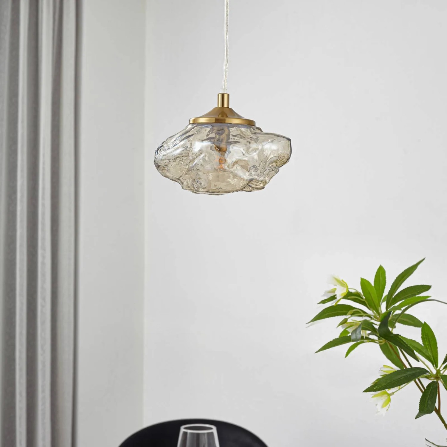 Moderne Lindby Pendelleuchte Piatra in Creme mit Glas Lampenschirm für Wohnzimmer.