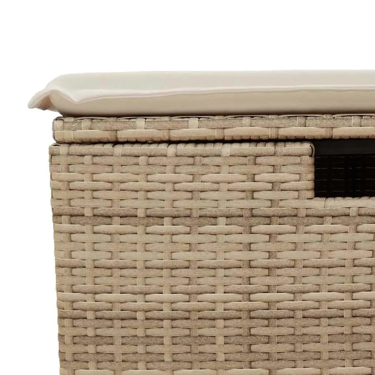 Detailansicht: Beige Poly Rattan Gartenmöbel mit cremefarbenem Kissen.