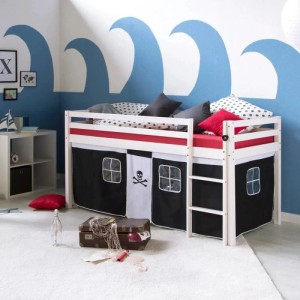 Weißes Kinderhochbett 90x200 mit Piraten-Vorhang und Leiter. Ideal als Abenteuerbett im Kinderzimmer.