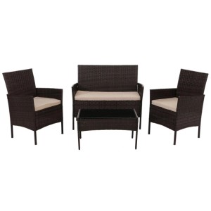 Braune 4-teilige Polyrattan Garten-Garnitur mit 2 Sesseln, Bank, Tisch mit Glasplatte und cremefarbenen Kissen.