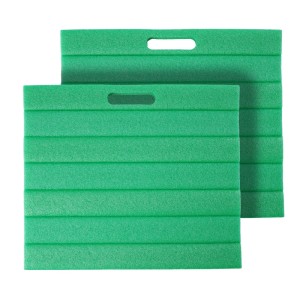 Zwei grüne, geriffelte Kniekissen aus Schaumstoff mit Griff. Idealer Knieschutz für Garten & Werkstatt im 2er Set.