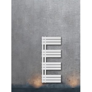 Weißer Badheizkörper Limburg 486W, 120x50 cm, an grauer Wand. Design-Heizkörper für Handtücher.