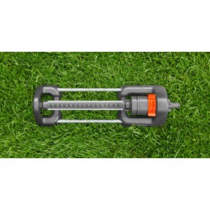 Gardena Aqua M Viereckregner zur Rasenbewässerung auf grünem Rasen, Aufsicht.