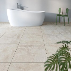 Verlegte, teilpolierte, weiße Feinsteinzeug Bodenfliesen 60x60 cm im Badezimmer.