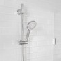 Schütte Handbrause-Set Torino Chrom mit Brausestange vor weißer Wand.
