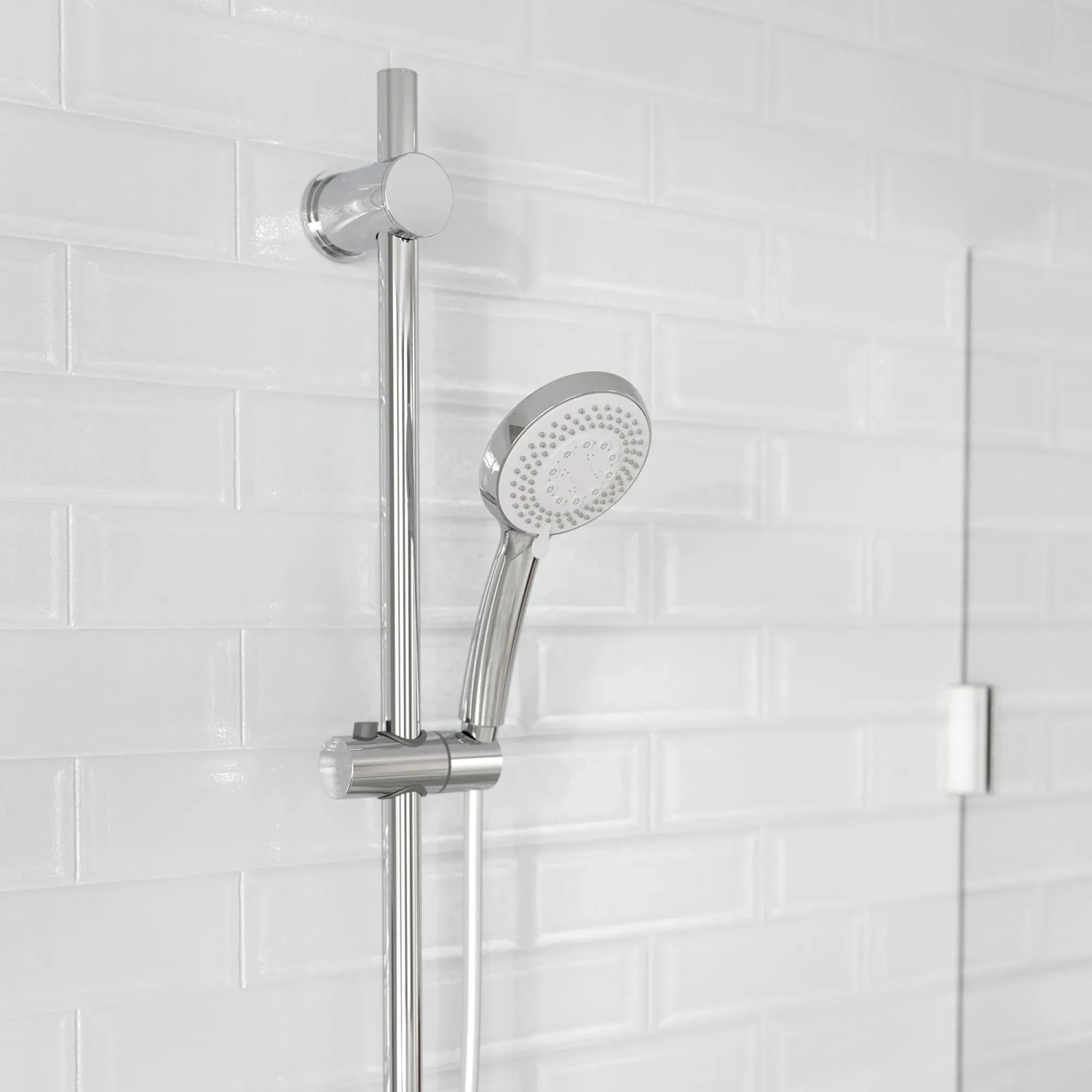 Schütte Handbrause-Set Torino Chrom mit Brausestange vor weißer Wand.